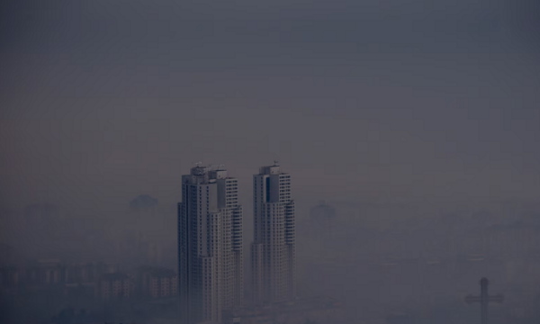 Derisa foshnjat vdesin, në Maqedoninë e Veriut s’ka masa e as para kundër ndotjes së ajrit