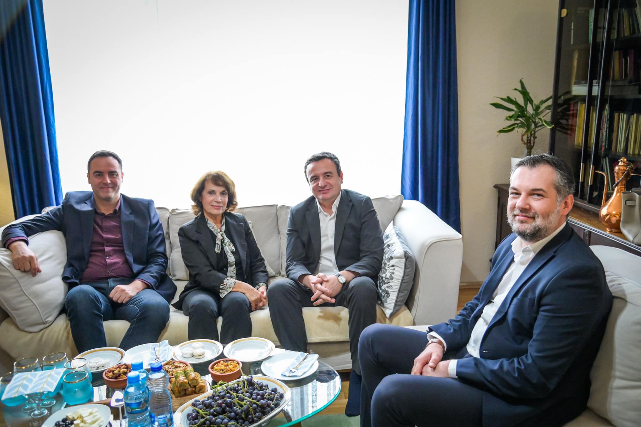 Kurti shkon tek familja e Adem Mikullovcit: Patriot e veprimtar kombëtar, do të jetë i paharruar e i nderuar gjithmonë