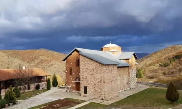 Manastiri i Banjskës i mbyllur, por vizitorët ndezin qirinj afër tij