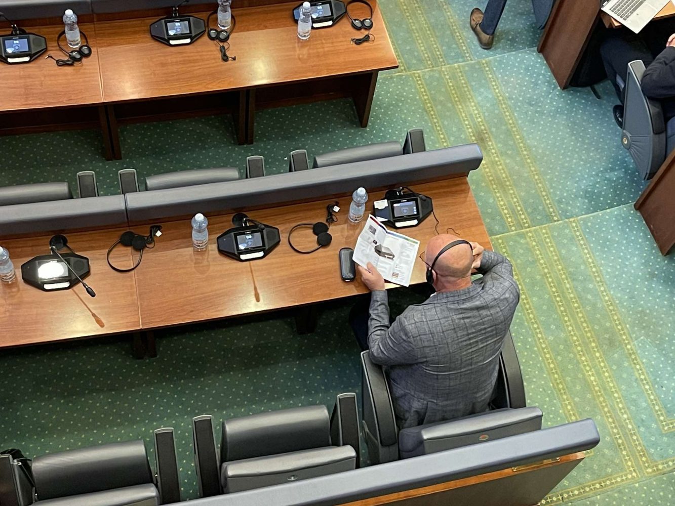 Kuvendi me pajisje të reja teknologjike, deputetëve iu vendosën nëpër tavolina manualin për përdorim