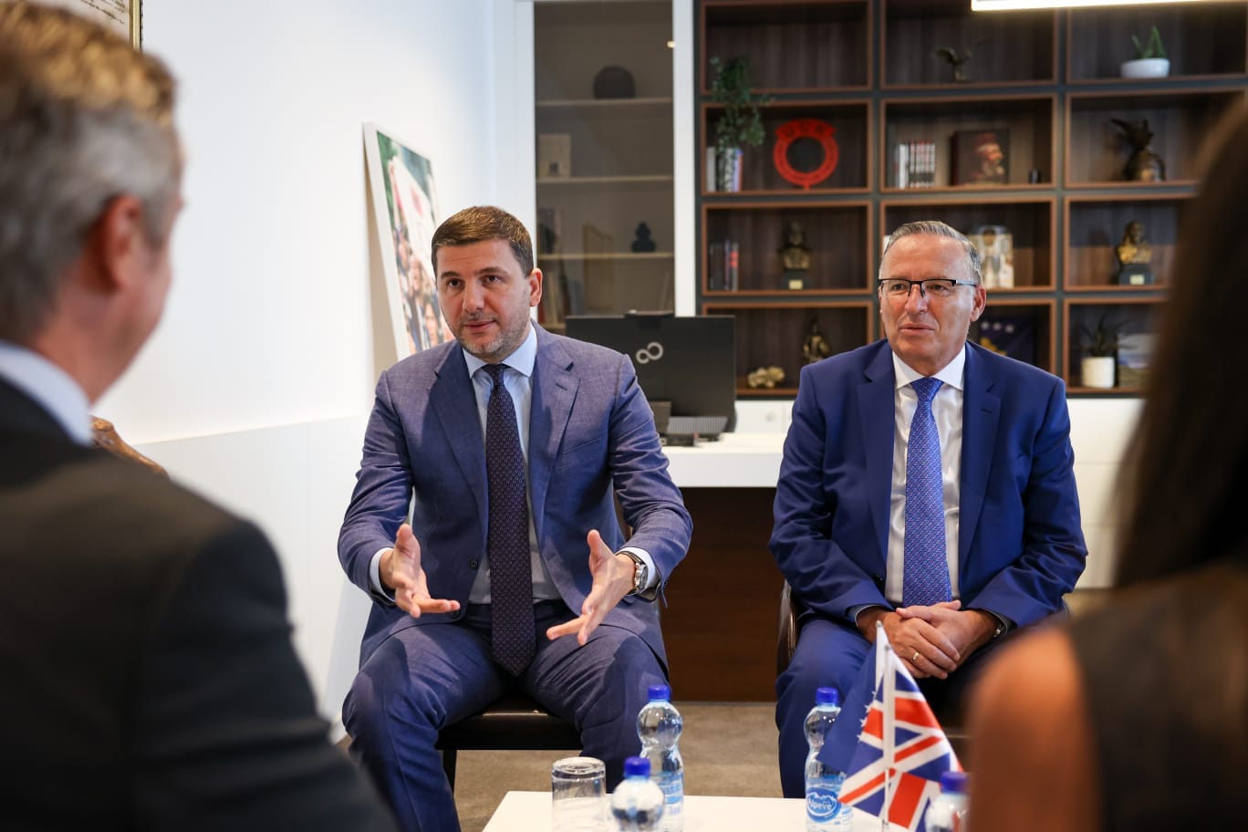 Memli Krasniqi e Bedri Hamza takojnë ambasadorin britanik, diskutojnë për mbajtjen e zgjedhjeve