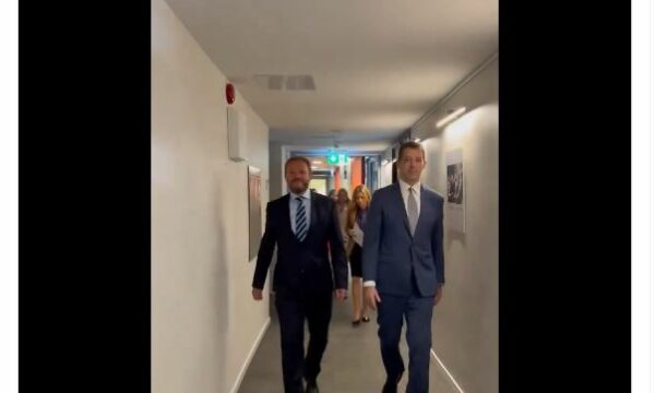 Ministri i Jashtëm i Estonisë i thotë Gjuriqit: Është e papranueshme të shtrëngosh duart me një kriminel lufte