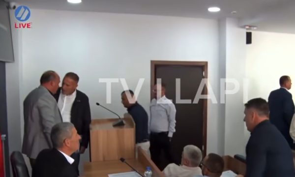 Momenti kur asambleisti i LDK’së i afrohet Bulliqit pas përplasjes që patën, ndërhyjnë asambleistët e tjerë