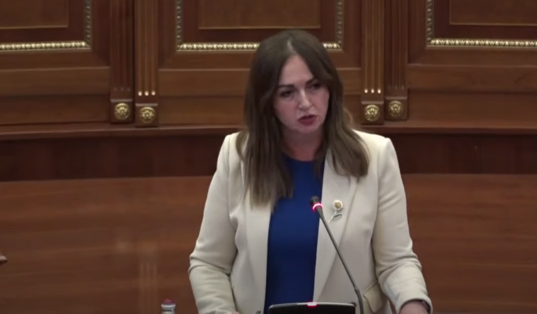 Deputeti turk ankohet për çmimet e librave të komuniteteve, Nagavci thotë se kanë marrë veprime