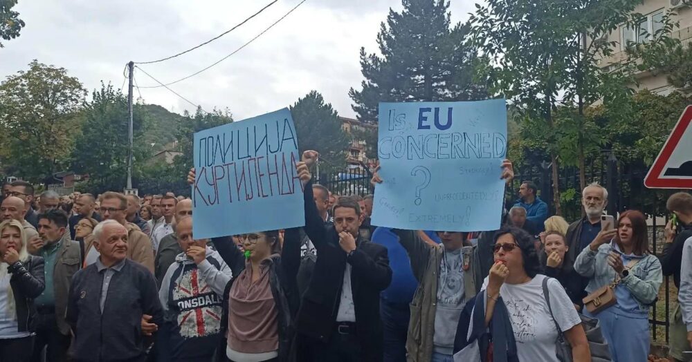 Serbët lokalë protestojnë para stacionit të Policisë në Veri, me fishkëllima kërkojnë lirimin e 4 të arrestuarve
