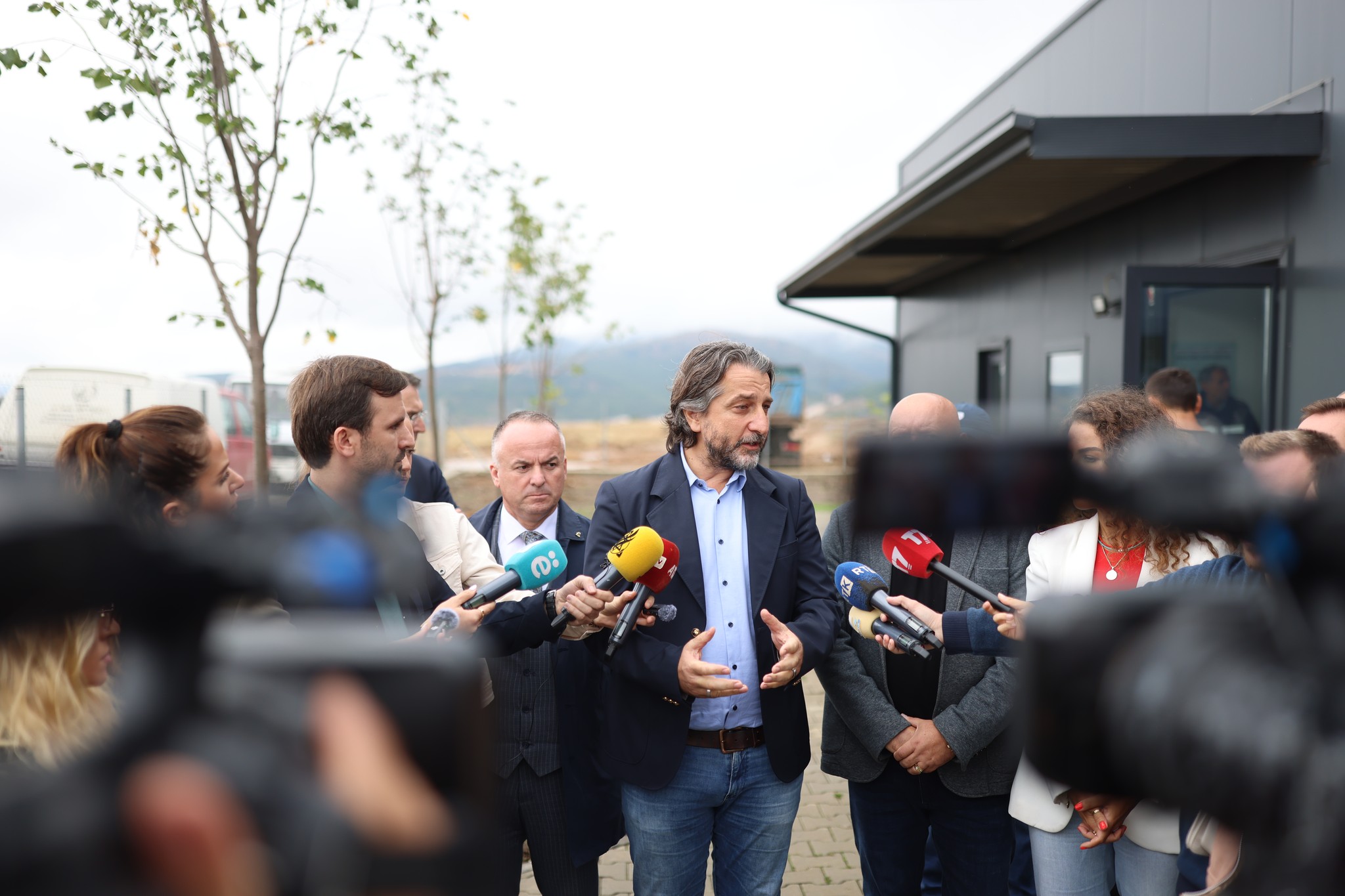 Rama: Problemi i qenve endacakë në kryeqytet po zgjidhet, përurohet qendra për trajtimin e tyre – shpejt do të fillojë bartja