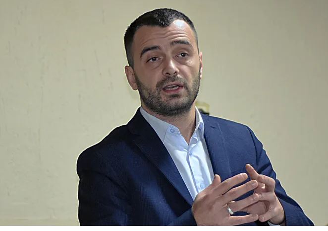 Deputeti i VV-së sulmon gjyqtarët e Kushtetueses para vendimit: Ta shoh ata ish-PAN’ista çka do t’më thonë mua