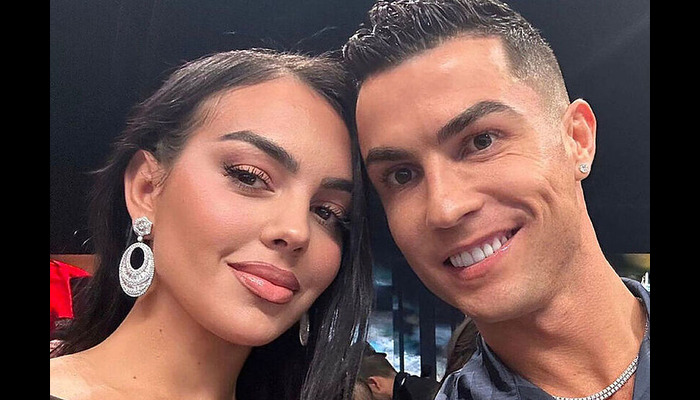 Ronaldo tundohet nga të pasmet e Georginas, i bën një shtrëngim të lehtë(FOTO)