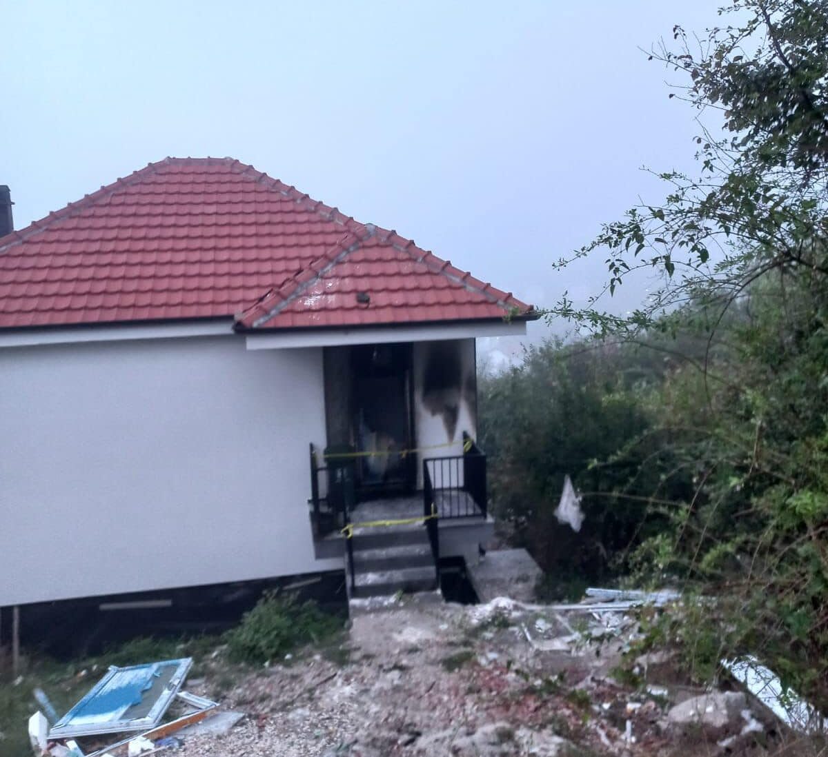 Shtëpia ku u hodh koktej molotovi në veri ishte ndërtuar nga Qeveria, reagon Krasniqi: Sulmi u nxit nga Vuçiq
