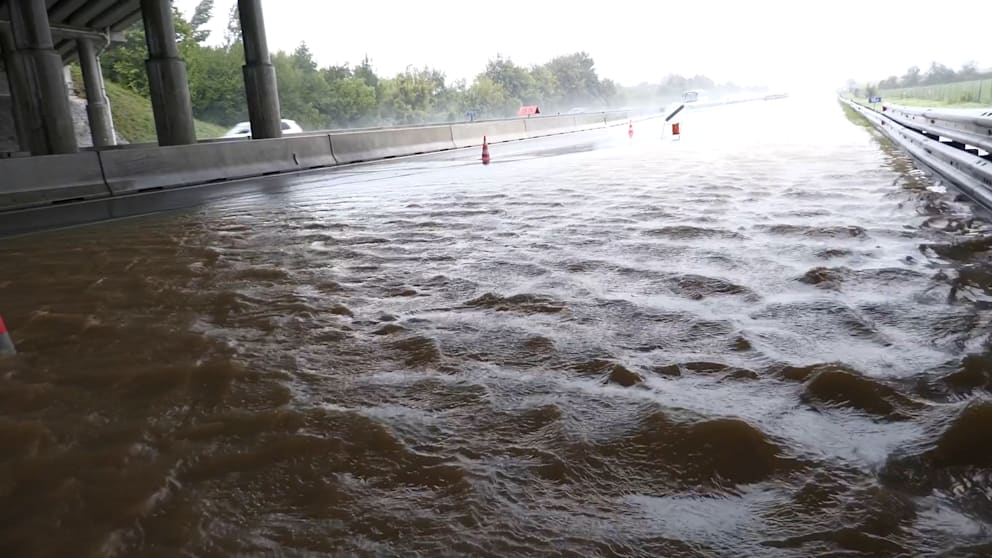 Stuhitë përmbysin autostradën kryesore në Vjenë, Niderösterreich shpall Gjendje Emergjence