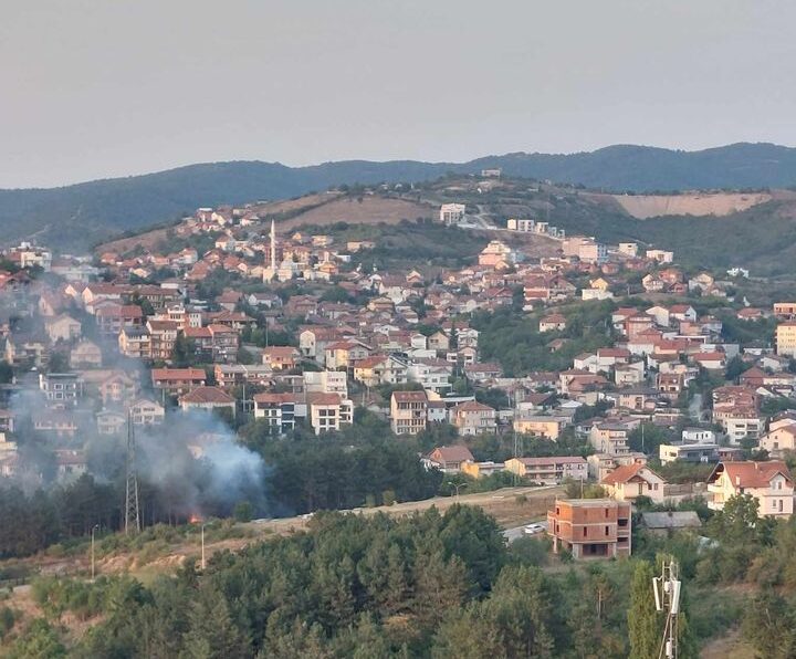 Zjarr i madh në lagjen Taukbahçe të Prishtinës