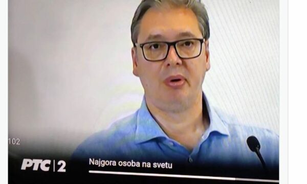 Derisa Vuçiq ishte në RTS, në ekranet televizive ‘ka dalë’ një mbishkrim që e ‘përshkruan’ presidentin serb