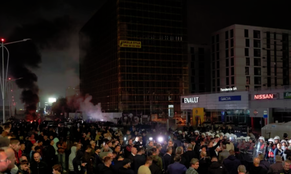 Shqipëri, protesta e opozitës bllokon akset kryesore rrugore