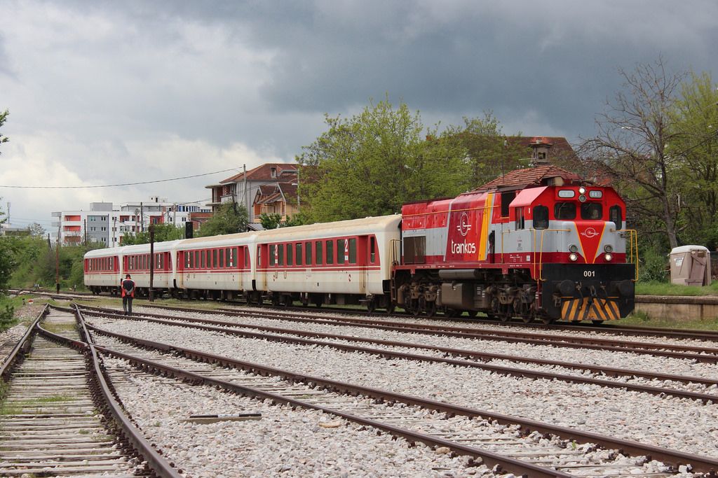 Një person i del trenit përpara në Pejë, shoferi ia shpëton jetën, arrin ta ndal me kohë