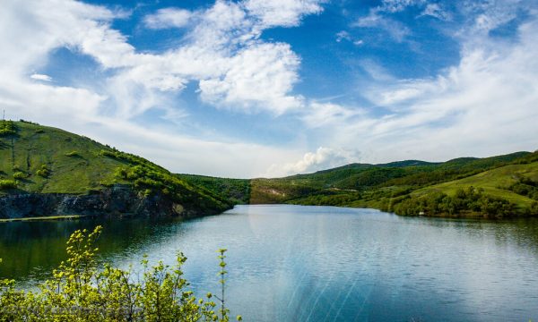 Uji ende nuk mund të përdoret për pije, vazhdon të ketë mangan në liqenin e Badocit