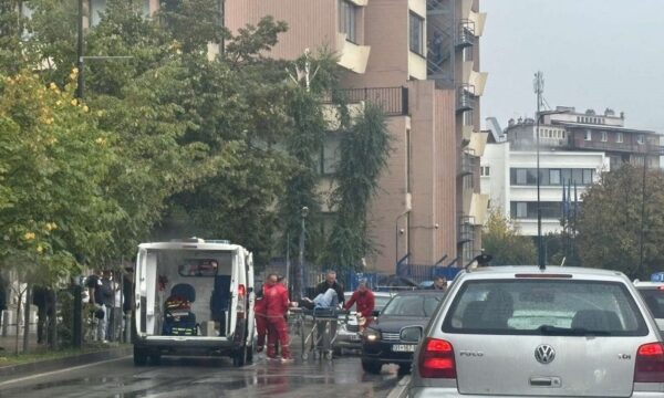 Raportohet se vetura goditi dy vajza në zebra përballë stacionit të Policisë në Prishtinë