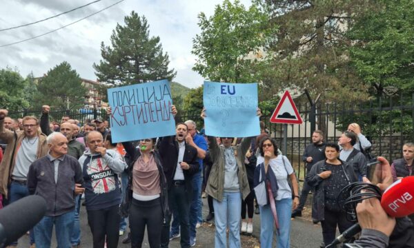 Katër të rinjve serbë, që u arrestuan në shtator në veri, iu hiqet masa e arrestit shtëpiak