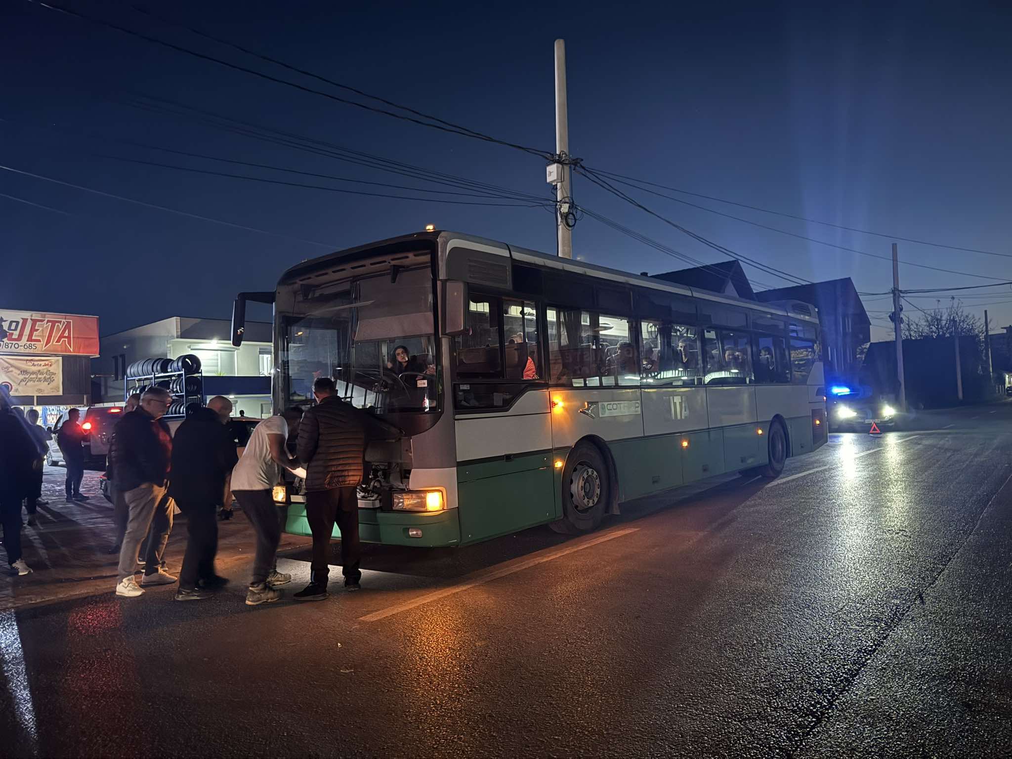 Aksident në Viti, autobusi goditet me një veturë – Nuk ka të lënduar