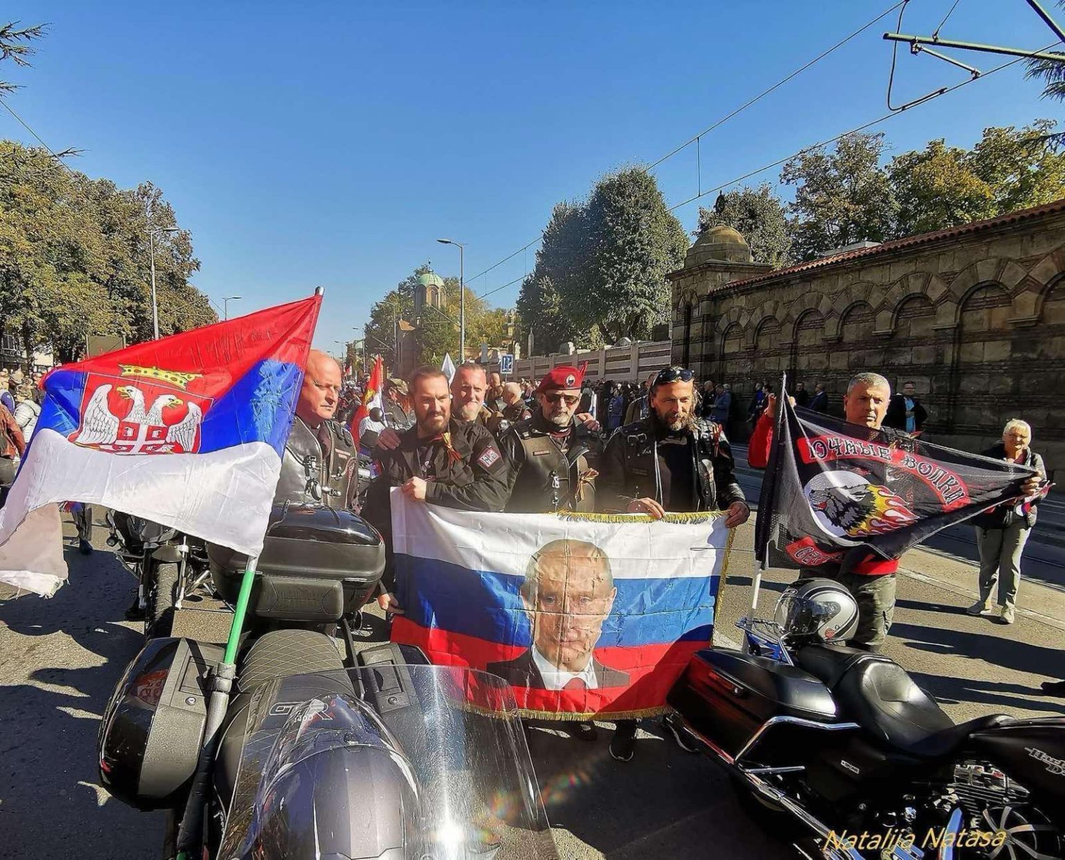 Ujqit e Putinit shihen duke marshuar në Serbi për “Çlirimin e Beogradit”/FOTO