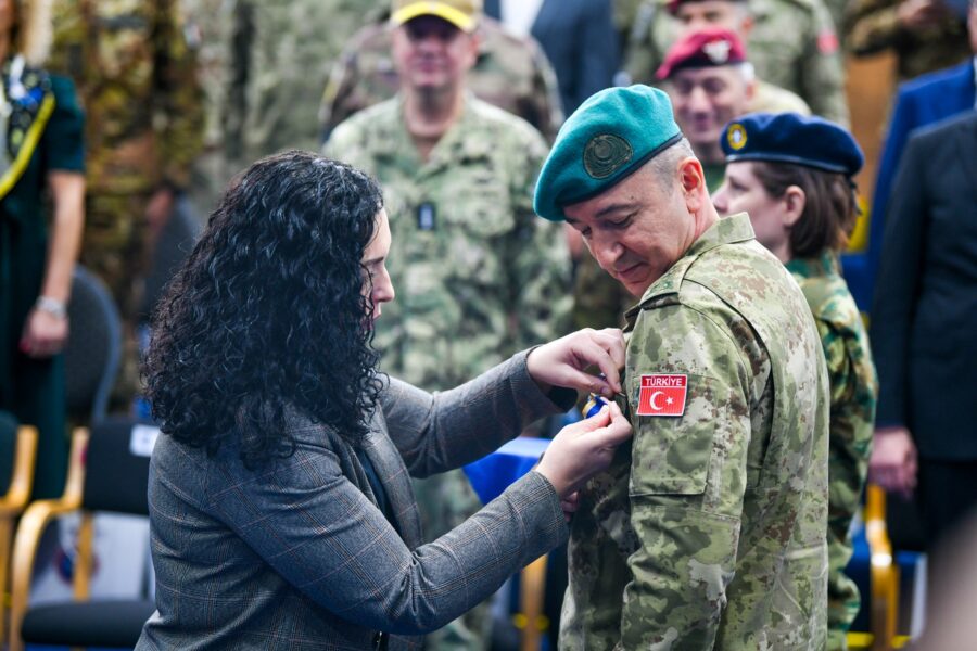 Osmani dekoron komandatin Ulutash me Medaljen Presidenciale Ushtarake