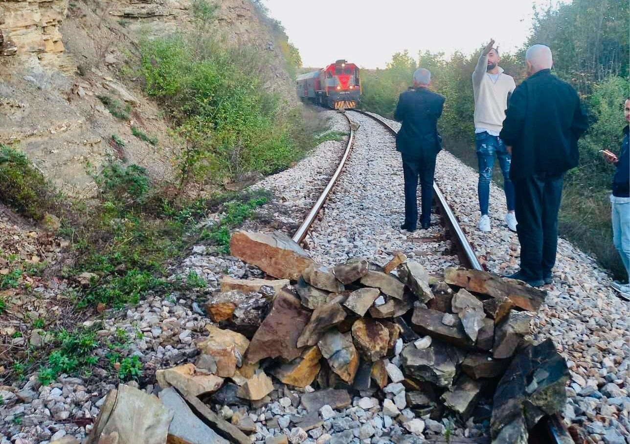 Shmanget fatkeqësia në linjën Prishtinë-Pejë, disa persona vendosën gurë në hekurudhë