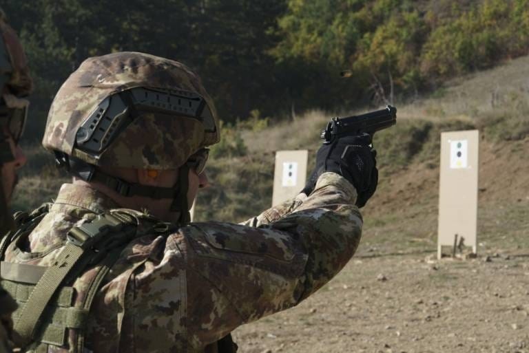 KFOR-i zhvillon stërvitje për qitje me armë: Për ta rritur aftësinë për ndërhyrje të shpejtë