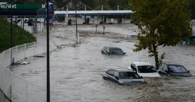 Franca përfshihet nga moti i keq, alarm i kuq në gjashtë zona