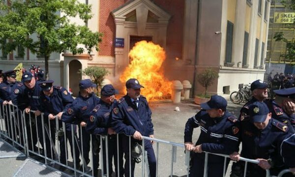 “Kush bllokon rrugët do të përballet me pasojat”, Policia Shqiptare paralajmëron qytetarët për protestën e nesërme