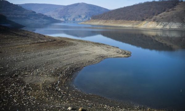 Uji i Badocit s’duhet të pihet edhe nëse vlohet – situata me mangan vazhdon edhe për së paku dy javë