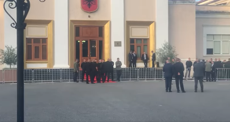 Sot Parlament, Garda shton sigurinë dhe vendos gardh metalik