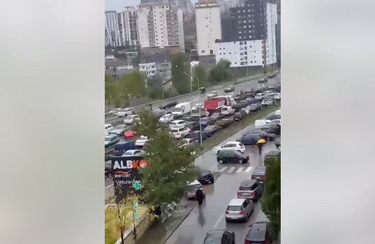 Aksidenti në Veternik, bllokohet trafiku në Prishtinë