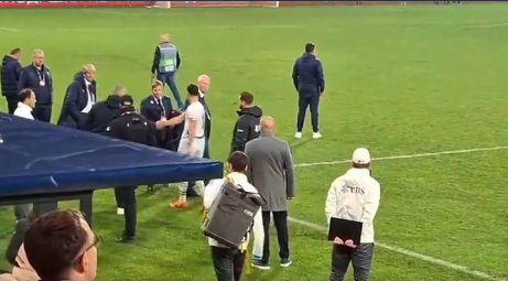 Granit Xhaka pas ndeshjes përshëndetet me trajnerin e Serbisë