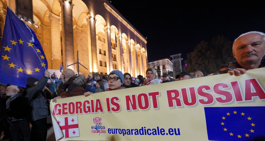 Mijëra gjeorgjianë protestojnë në Tbilisi kundër “vjedhjes” së zgjedhjeve