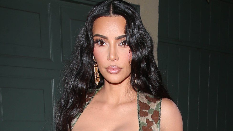 Kim Kardashian, haptazi ekspozon gjoksin