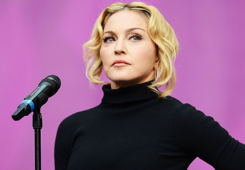 Madonna tërheqë vëmendje me foton e fundit, pozon pa sytjena