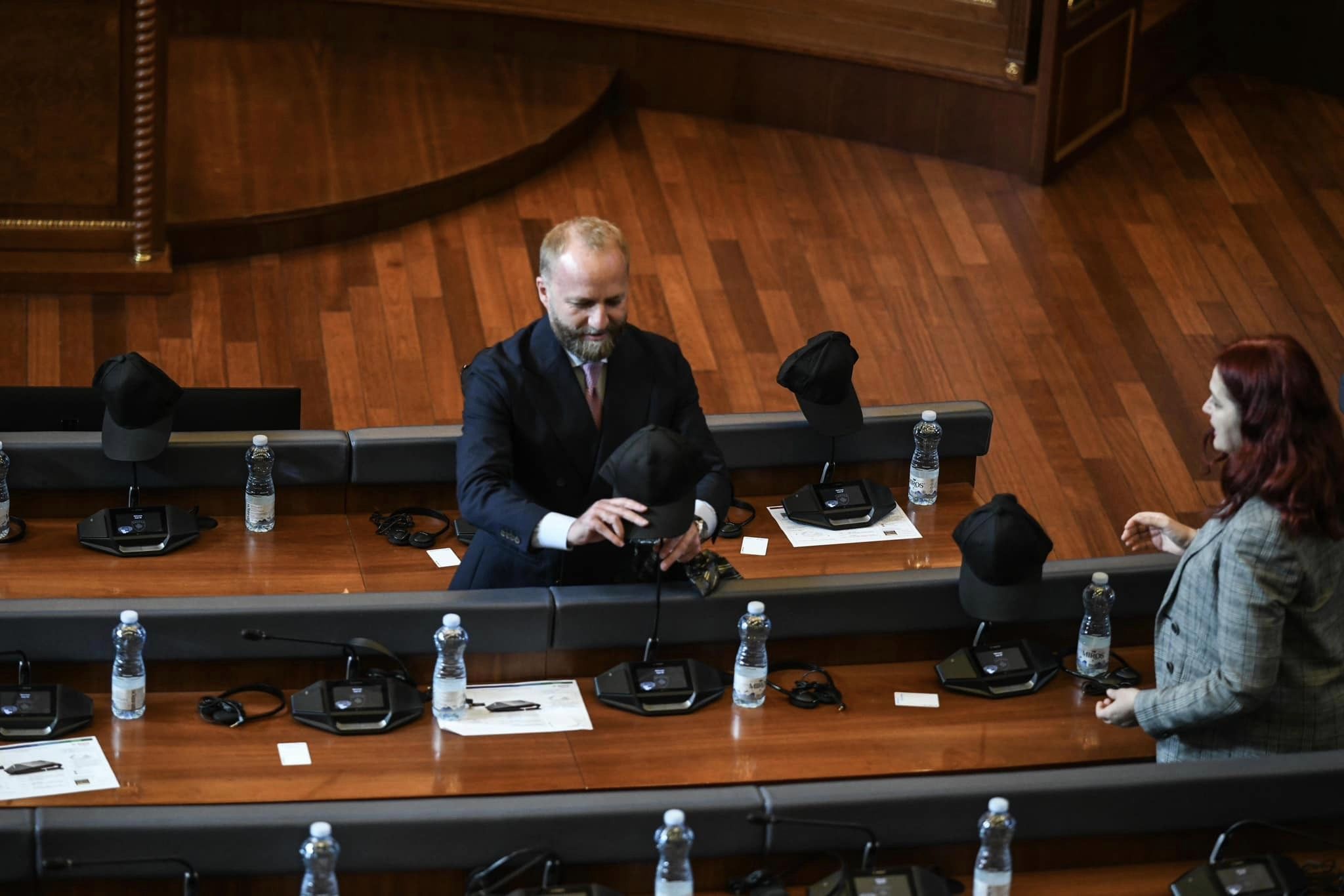 Tahiri publikon foto nga aksioni i “kapelave”: Ditët e qeverisjes ‘incognito’ do të marrin fund së shpejti.