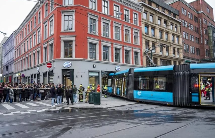 Pamjet nga përplasja e tramvajit me një dyqan në Oslo, raportohet për disa persona të lënduar