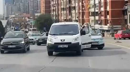 Dy aksidente trafiku brenda pak minutave në Prishtinë (Pamje)