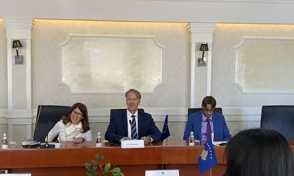 Anëtarët e Komisionit për Integrime Evropiane takohen me ambasadorin e BE-së, Aivo Orav