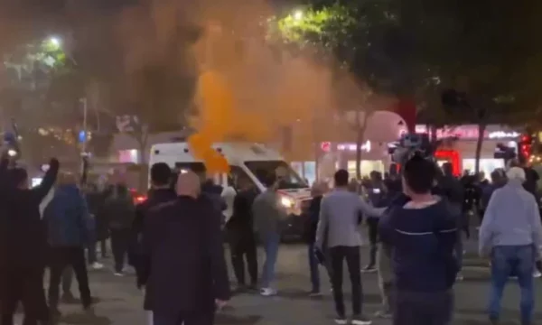 Tiranë, një grup protestuesish sulmojnë ambulancën (Video)