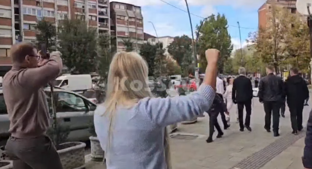 Ndoqi kryetarin Atiq me fishkëllima në Veri, Aresnijeviq ndalohet për 48 orë nga Policia