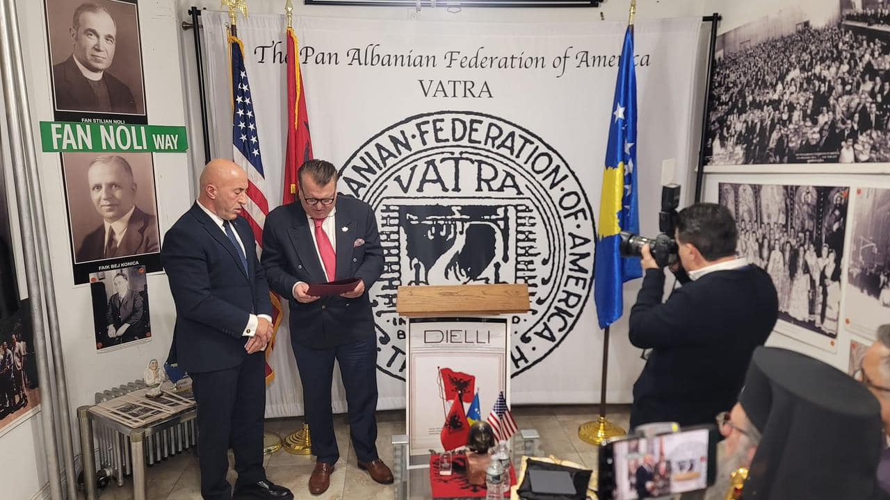 Haradinaj në New York, merr titullin anëtar nderi i përjetshëm i Federatës ‘VATRA’