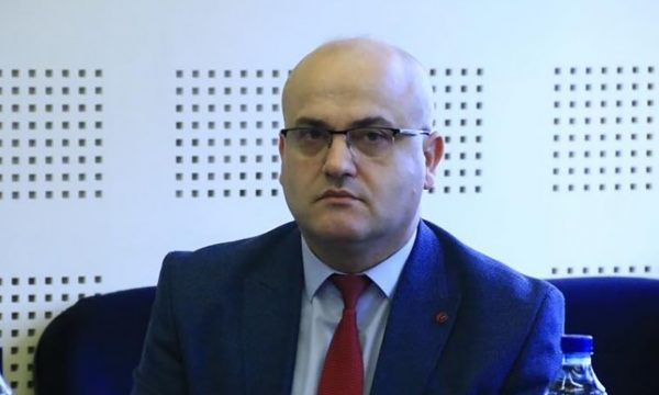 Deputetja e LDK-së ironizon me Haxhi Avdylin: Dejona grua e dashur, kur të don e lëshon rrymën