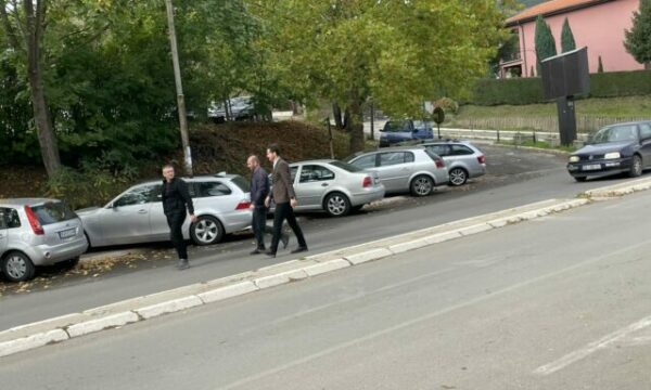 Hetues policorë dhe zyrtarë të “Trepçës” vizitojnë objektin ku ka funksionuar komuna paralele e Skenderajt