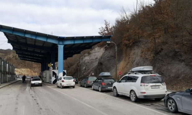 Kaluan ilegalisht kufirin, ndalohen tre serbë