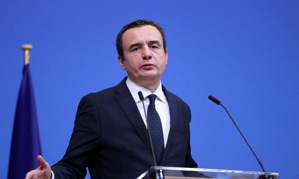 Kurti sonte takohet me mërgimtarët në Paris