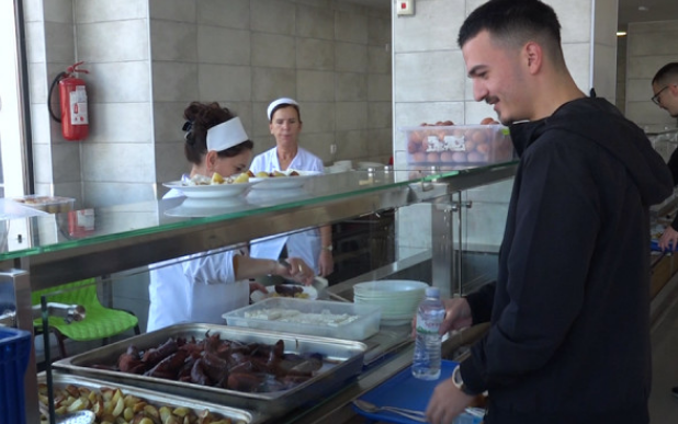 Kuzhinierët e Mensës në ndihmë të FSK-së: Çfarë ndodh me ushqimin e studentëve?