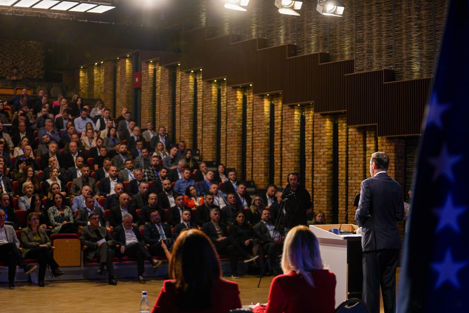 Abdixhiku publikon pamje nga takimi me këshilltarët lokalë të LDK’së, e quan stad të ri të organizimit partiak në vend