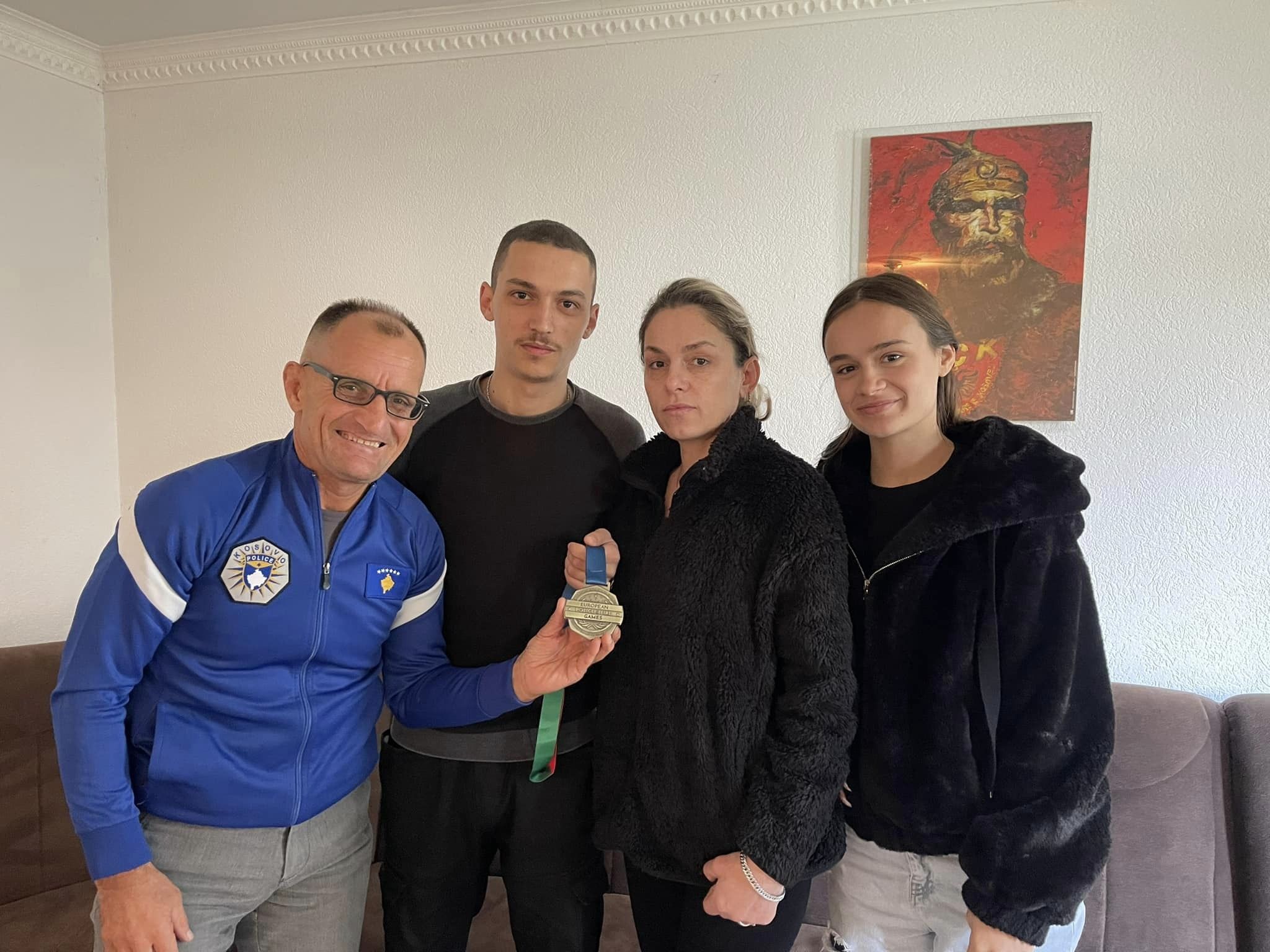 Anton Cena ia dedikoi medaljen e artë të Evropianit heroit Enver Zymberi, ia dorëzoi sot atë familjes së tij