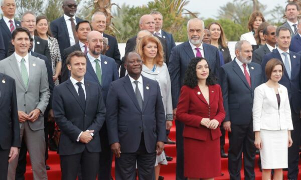 Osmani shkon në Paris në Samitin e Frankofonisë, e ftuar me bashkëshortin në darkën e shtruar nga Macron